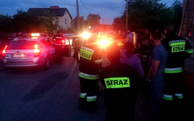 Poszukiwania zaginionej osoby w Przecieszynie. Wychłodzony mężczyzna odnaleziony przez strażaka OSP Brzeszcze. ZDJĘCIA !