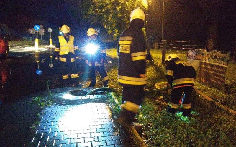 Zalane piwnice, powalone drzewa – strażacy usuwali skutki wczorajszej burzy. ZDJĘCIA !