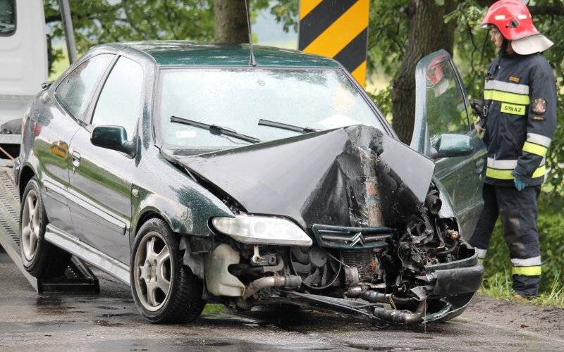 Stracił panowanie nad pojazdem i uderzył w barierki. ZDJĘCIA !