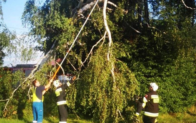 Silna burza przeszła nad powiatem, w Babicach zerwało element dachu, w Brzeszczach zalało rampe sklepu. ZDJĘCIA !
