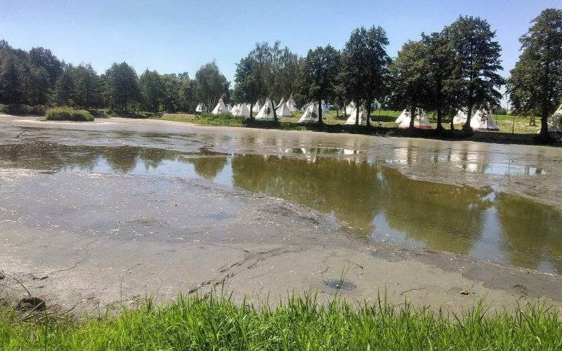 Nietypowa akcja w Zatorze. Strażacy ruszyli z pomocą …. rybom ! ZDJĘCIA !