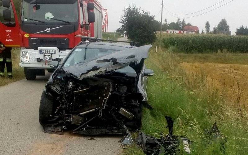 Samochód uderzył w pociąg na niestrzeżonym przejeździe kolejowym. ZDJĘCIA !