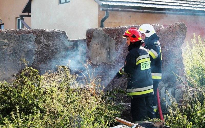 Pożar odpadów w sąsiedztwie budynków mieszkalnych. ZDJĘCIA !