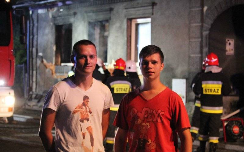 Druhowie dostrzegli pożar, natychmiast weszli do palącego się budynku ! ZDJĘCIA !