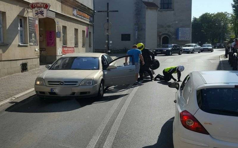 Motocyklista z Czech uderzył w tył opla. ZDJĘCIE !