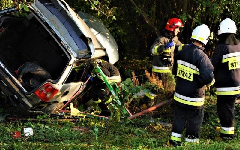 Śmiertelny wypadek w Bielanach. Kilka osób rannych, w akcji śmigłowiec LPR. ZDJĘCIA, FILM !