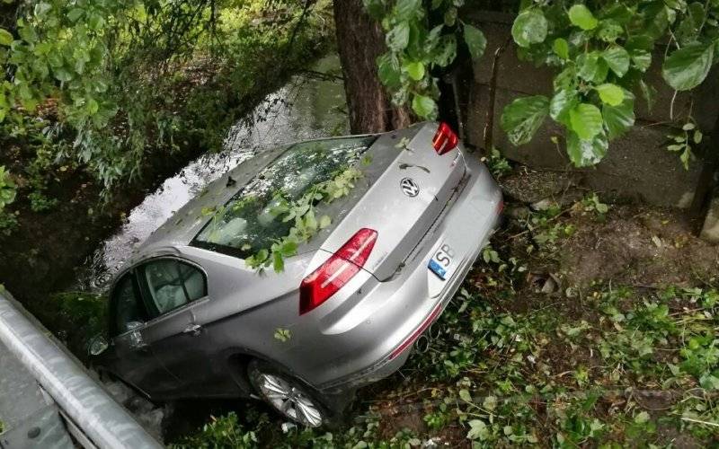 Samochódł wpadł do rzeki w Zasolu. ZDJĘCIA !