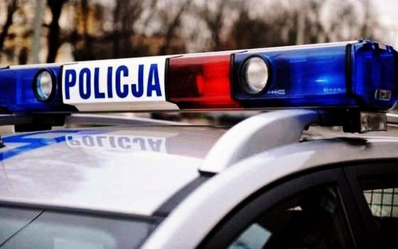 Mieszkanka Oświęcimia dostrzegła zagubioną seniorkę, policjanci odwieźli ją do domu.