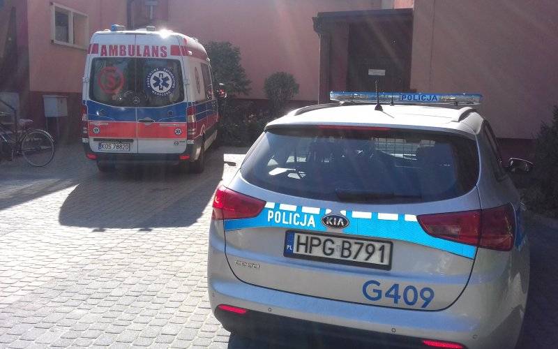 Policjanci i ratownicy medyczni wyważyli drzwi, aby ratować seniorkę z zadymionego mieszkania !