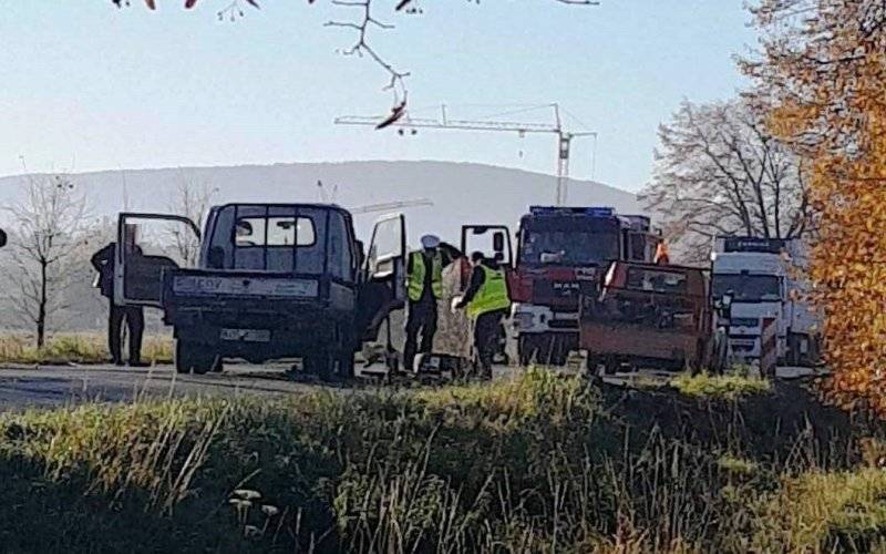 Tragedia na DW948 w Nowej Wsi. Samochód po zderzeniu z innym pojazdem potrącił robotnika drogowego !