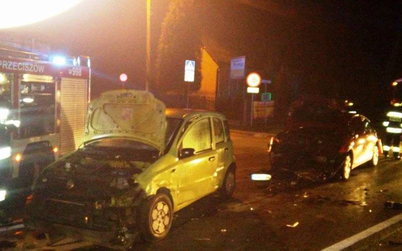 Czołowe zderzenie dwóch samochodów osobowych w Przeciszowie. ZDJĘCIA !