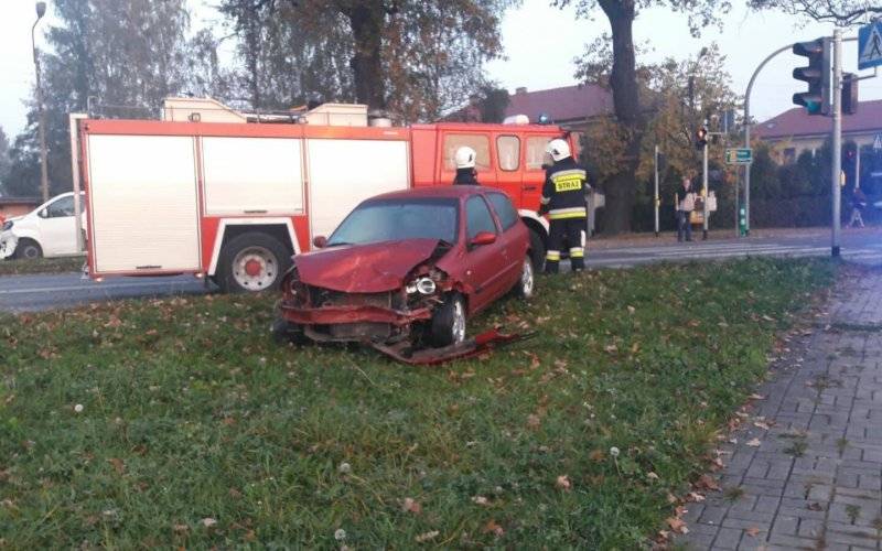Samochód osobowy zderzył się z busem, którym podróżowało 8 osób ! ZDJĘCIA !