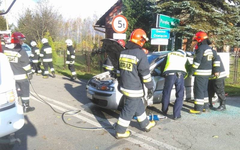 Samochód uderzył w autobus szkolny. Jedna osoba ranna! ZDJĘCIA !