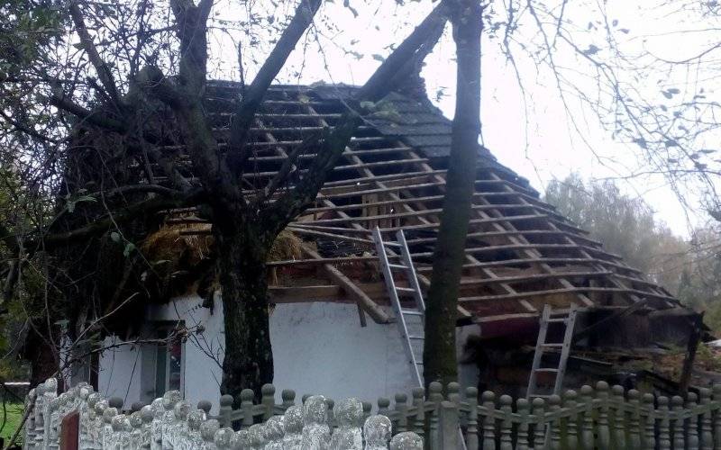 UWAGA ! Zawalony dach budynku w Piotrowicach !