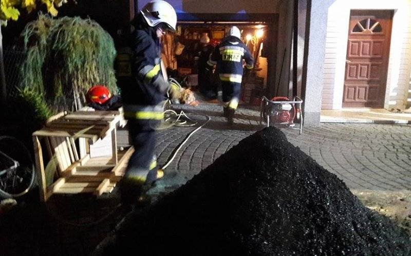 Strażacy wezwani do pożaru miału w piwnicy budynku mieszkalnego w Oświęcimiu. ZDJĘCIA !