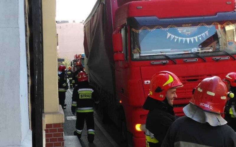 Ciężarowy man zahaczył o balkon kamienicy w Oświęcimiu ! ZDJĘCIA !