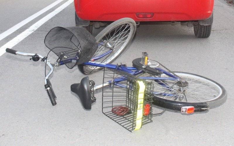 Kierowca samochodu uderzył pięścią rowerzystę po czym odjechał !