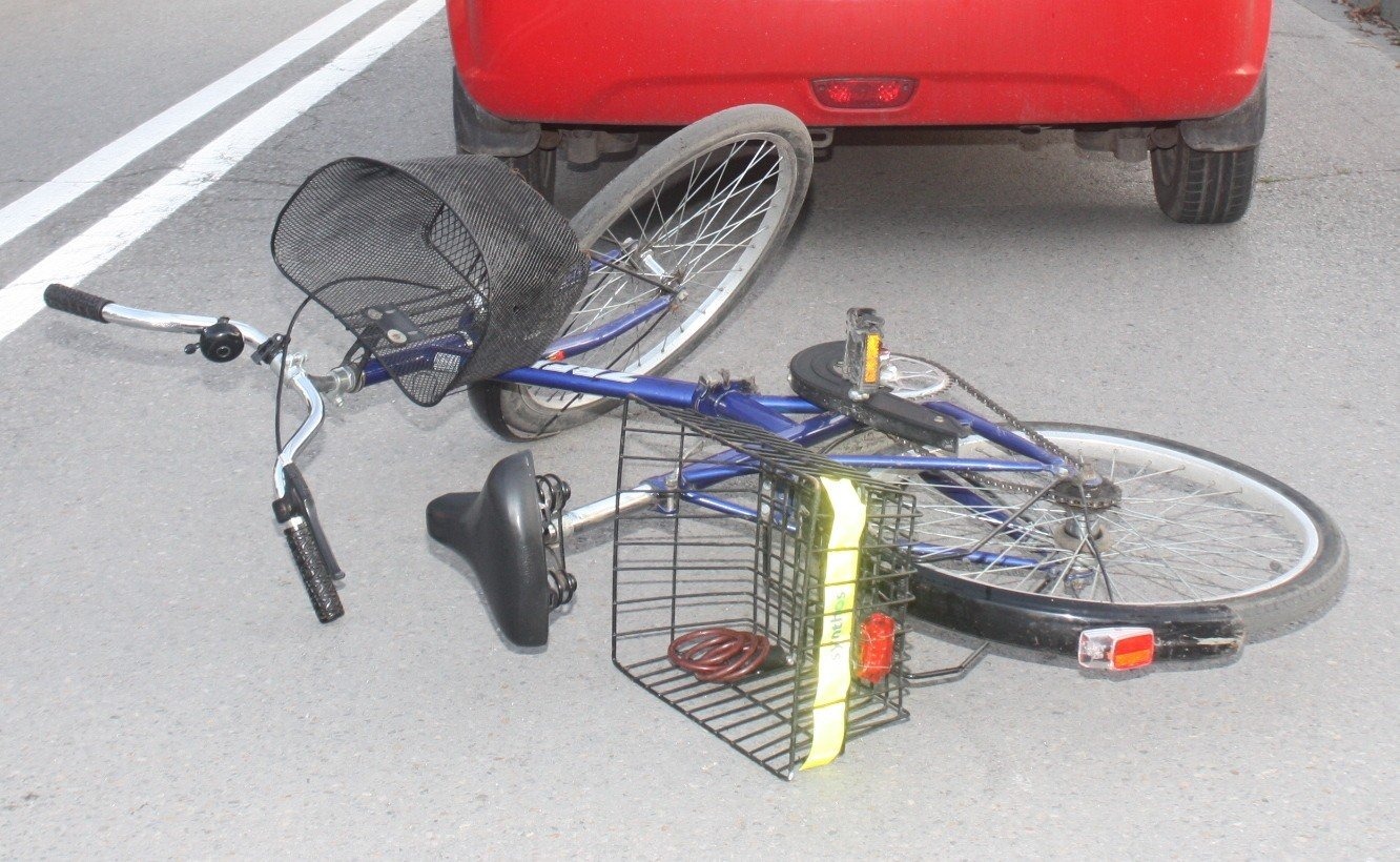 Kierowca samochodu uderzył pięścią rowerzystę po czym odjechał !