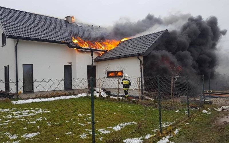 Pożar domu w Leńczach. Pierwsze działania przeprowadził strażak PSP Oświęcim będący po służbie ! ZDJĘCIA !