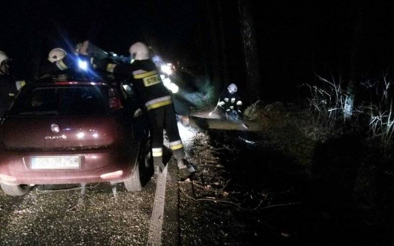 Pół tysiąca odbiorców bez prądu, zerwane dachy, połamane drzewa. Ciężka noc strażaków !