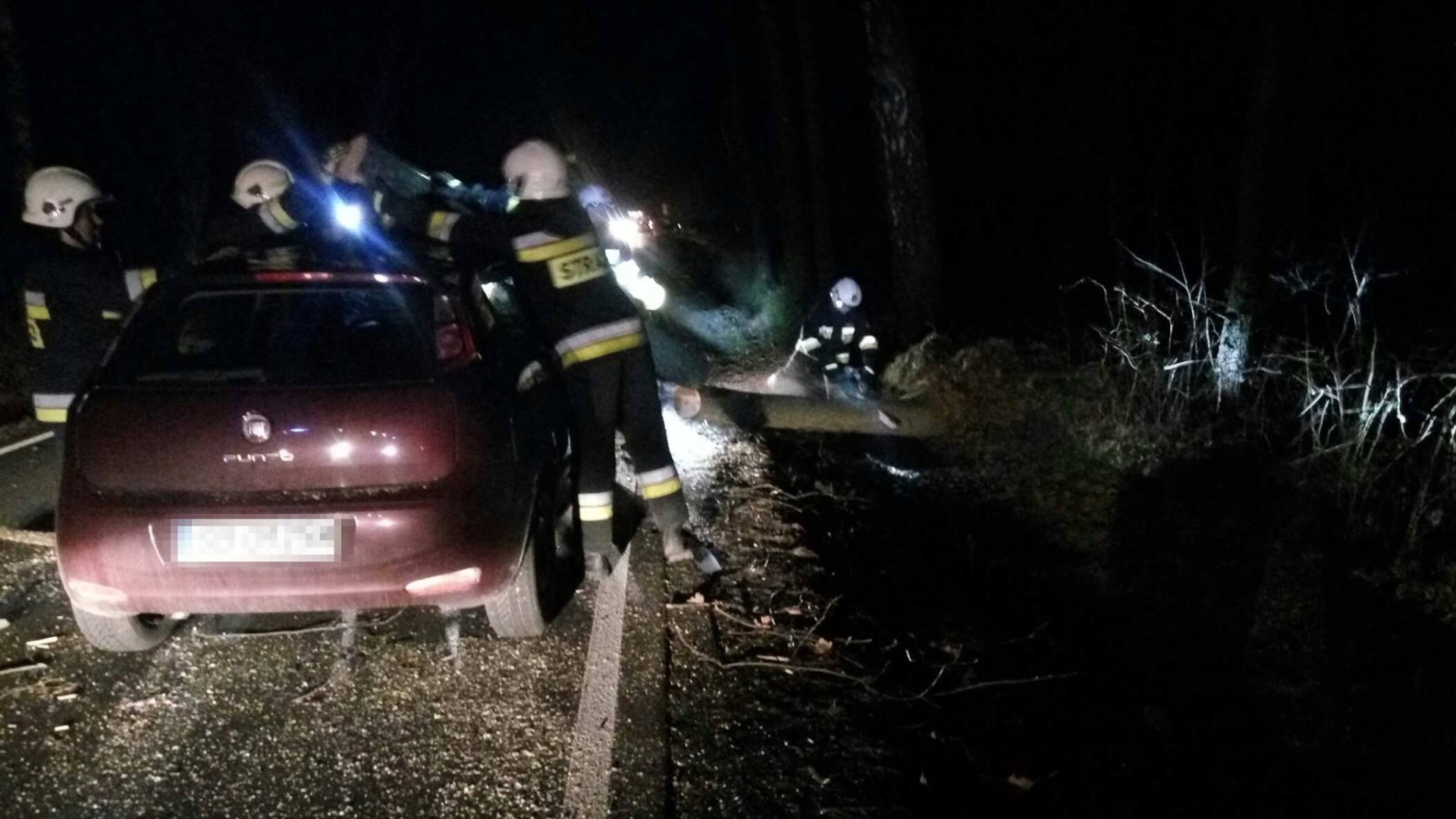 Pół tysiąca odbiorców bez prądu, zerwane dachy, połamane drzewa. Ciężka noc strażaków !