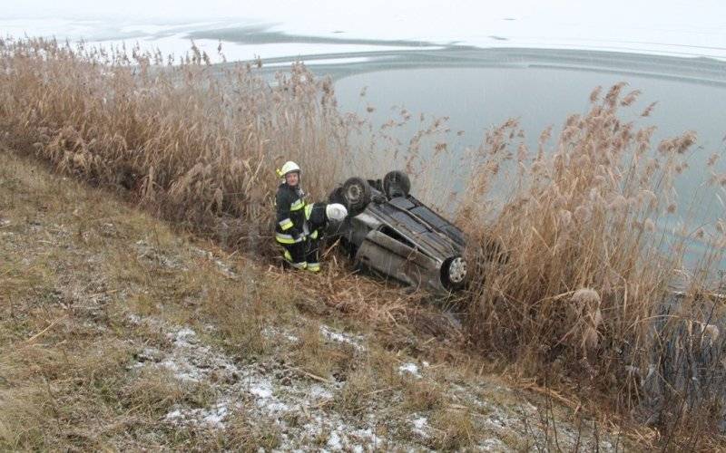 Samochód wpadł do stawu ! Ranny kierowca zabrany przez ZRM ! ZDJĘCIA !