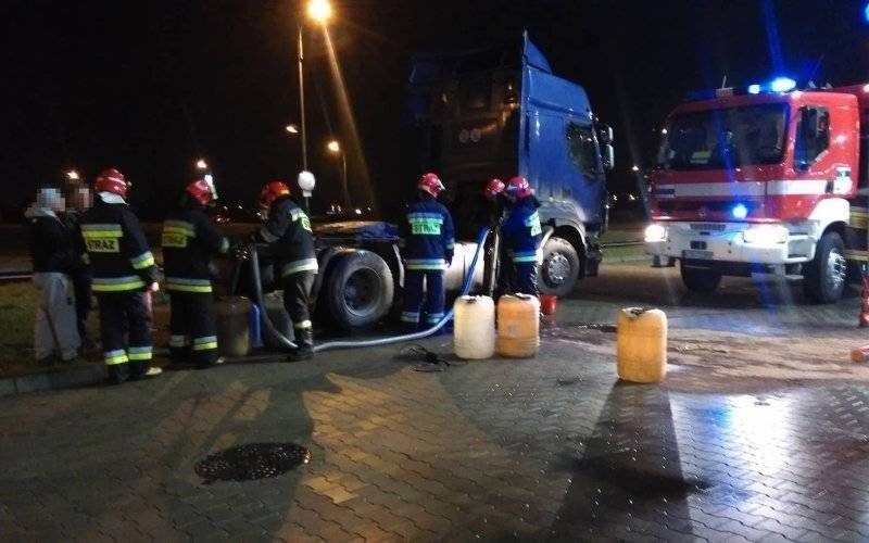 Samochód ciężarowy wypadł z drogi, doszło do rozszczelnienia zbiornika z paliwem ! ZDJĘCIA !
