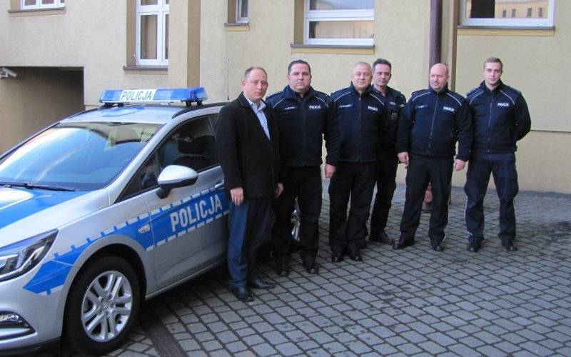 Policjanci z Kęt otrzymali nowy, oznakowany radiowóz.