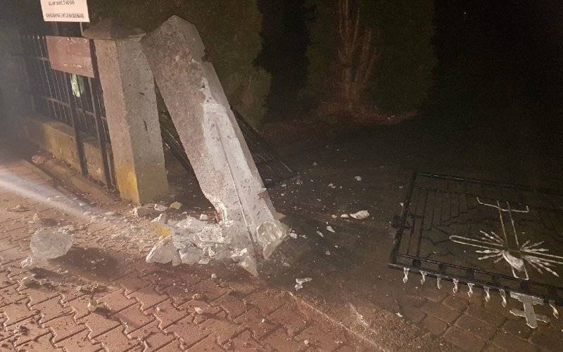 Poszukiwany kierowca, który wjechał w bramę cmentarza w Rajsku!