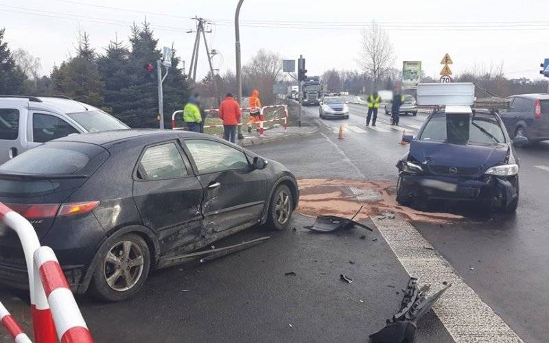 Niebezpiecznie na drogach powiatu. Kolizje sparaliżowały Oświęcim na kilka godzin. FOTO !