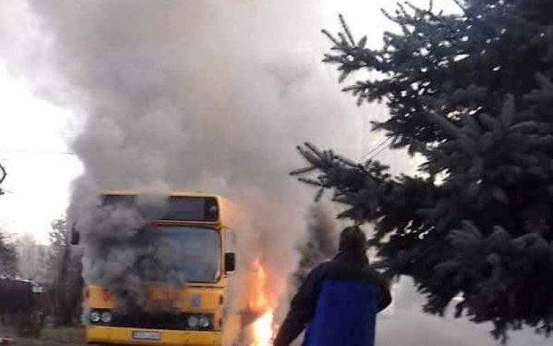 Autobus w ogniu. Film z wczorajszego pożaru pokazuje, z jakim niebezpieczeństwem walczyli strażacy. FILM!