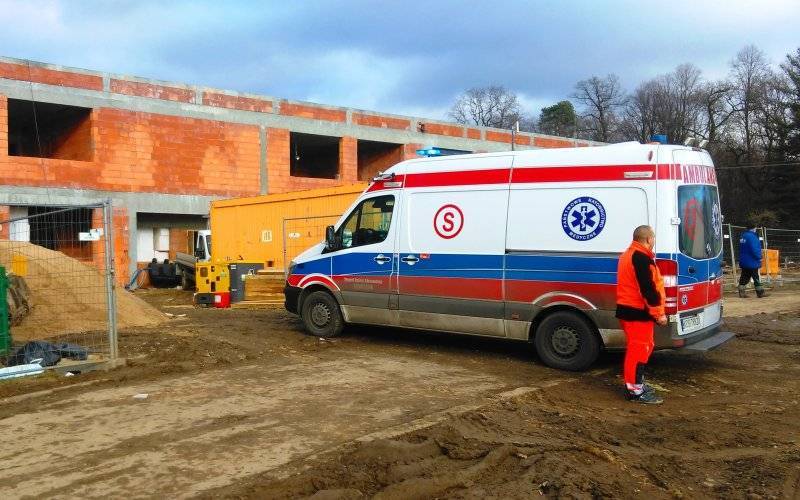 Śmiertelny wypadek, na budowie Szkoły Podstawowej w Porębie Wielkiej. FOTO!