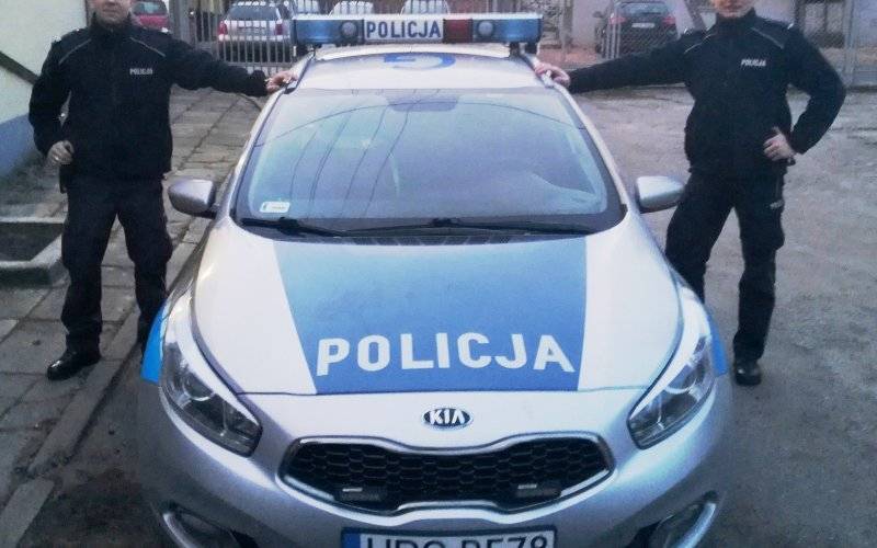 Policjanci oraz strażnik więzienny uratowali życie kierowcy ! FILM !