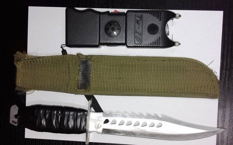 Wagarowicz między książkami trzymał nóż taktyczny, paralizator oraz płaski klucz.