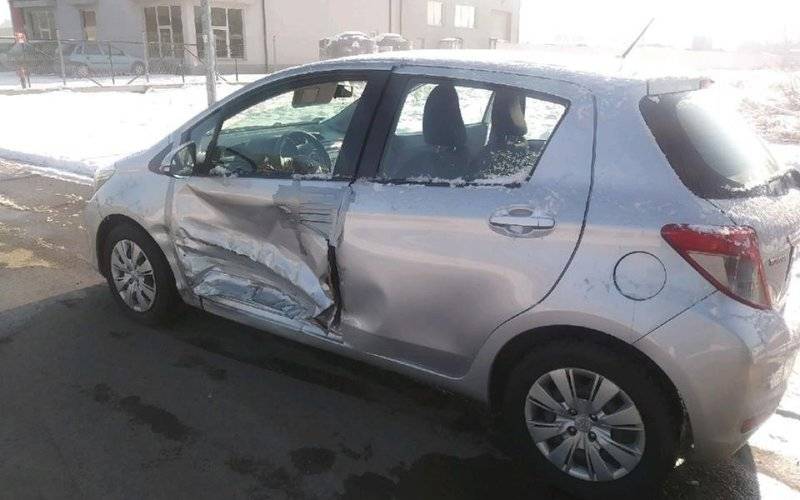 Nietypowe zdarzenie na DK44. Taśma techniczna przytrzymywała drzwi samochodu. FOTO!