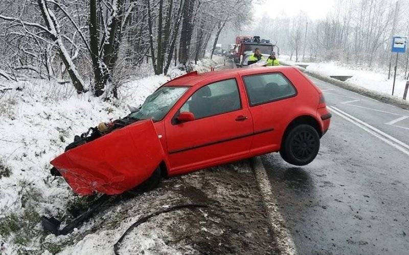 Zderzenie samochodu dostawczego i osobowego we Włosienicy. FOTO!