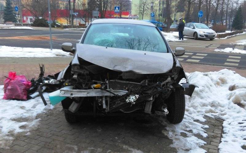 Kolejna kolizja na niebezpiecznym skrzyżowaniu. FOTO!