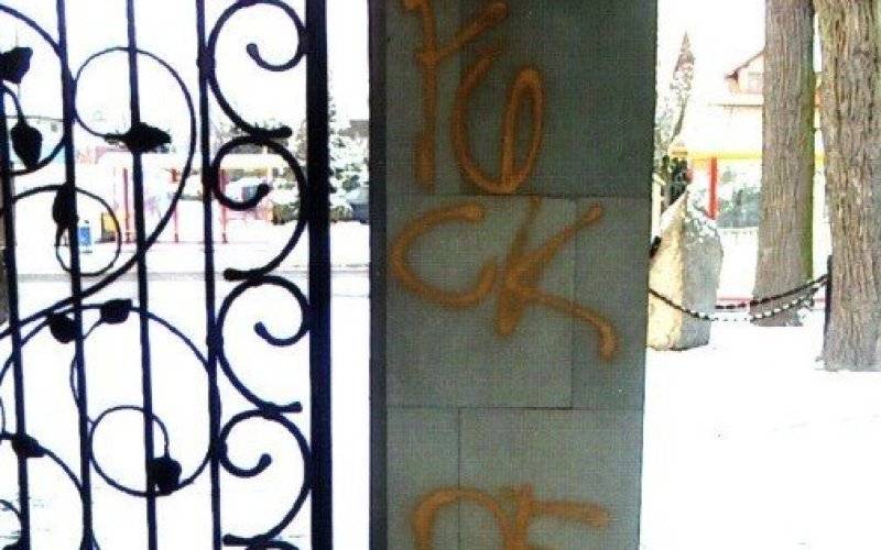 Sprawca naniesienia pseudograffiti usłyszał zarzuty.