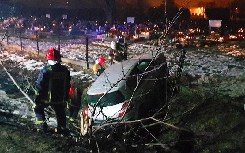 Straciła panowanie nad pojazdem i uderzyła w cmentarne ogrodzenie. FOTO!