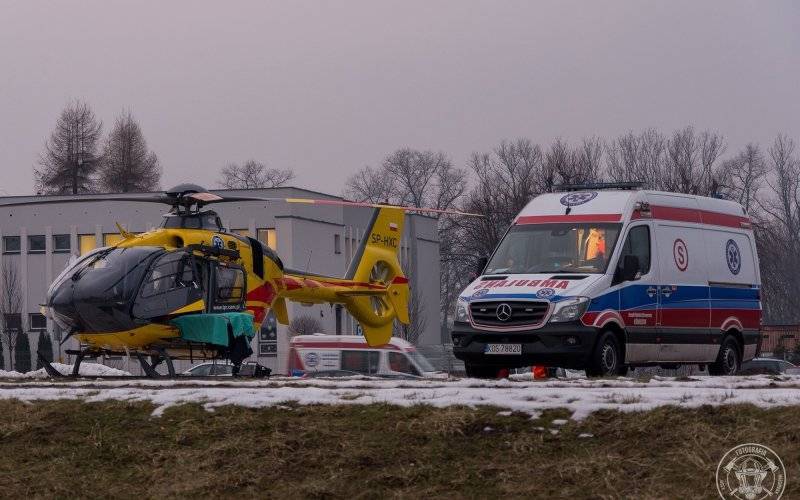 Nastolatek wjechał pod samochód, w międzyczasie w Oświęcimiu lądował śmigłowiec LPR. FOTO!