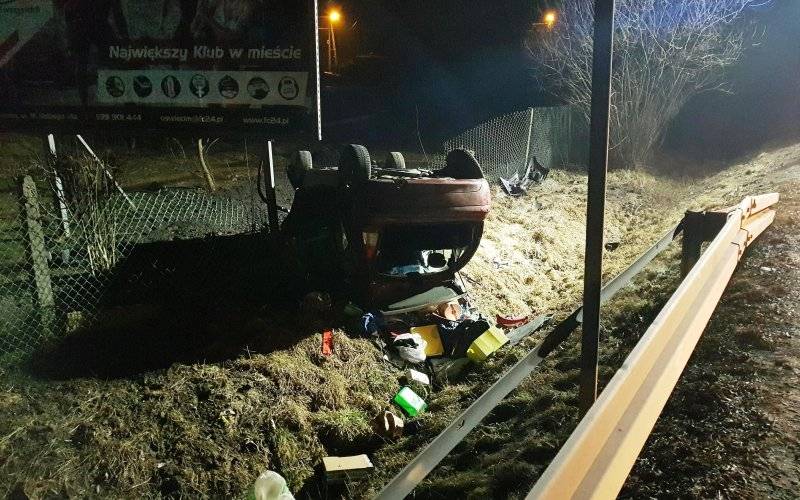 Dachowanie samochodu osobowego w Brzeszczach na DW933. FOTO!