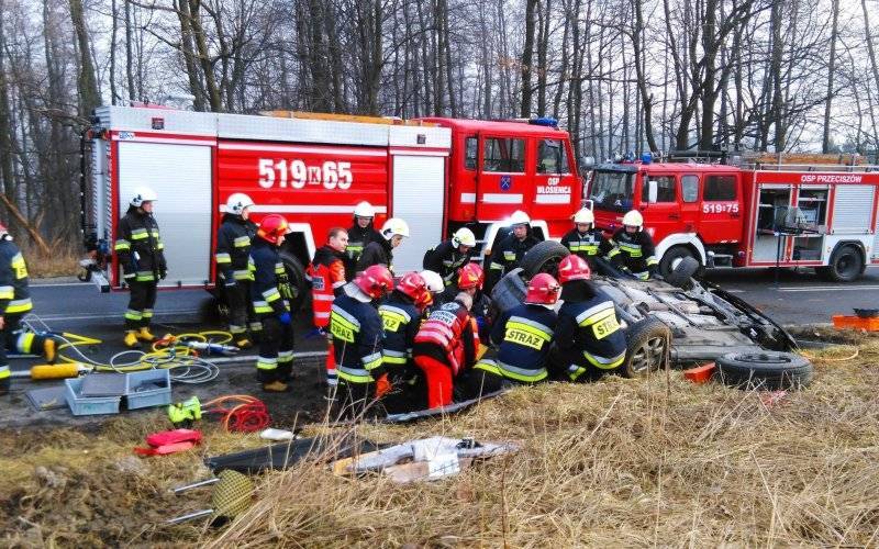 Dachowanie na DK44 we Włosienicy. Jedna osoba uwięziona w środku pojazdu. FOTO!