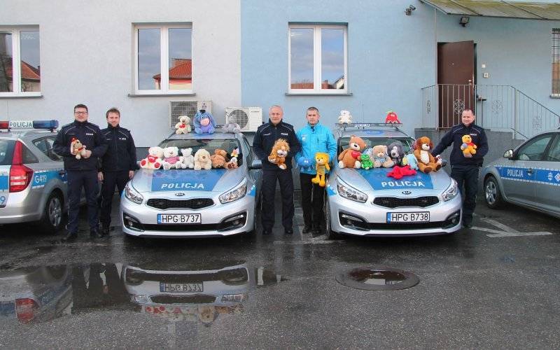 Maskotki przekazane przez kibiców Unii Oświęcim, trafią do dzieci pokrzywdzonych przemocą oraz uczestniczących w zdarzeniach drogowych.