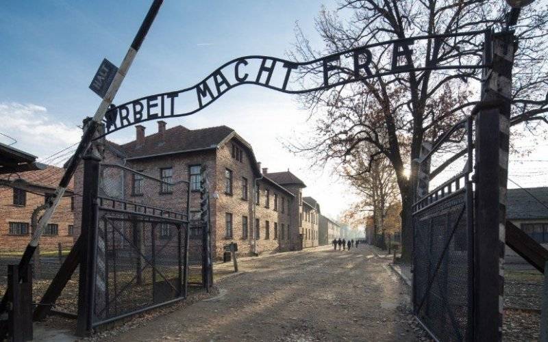 Izraelczyk znieważył miejsce pamięci. Oddał mocz na schody znajdujące się w byłym obozie.