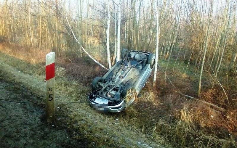 Dwa zdarzenia drogowe na DK44. Na obwodnicy dachował samochód.