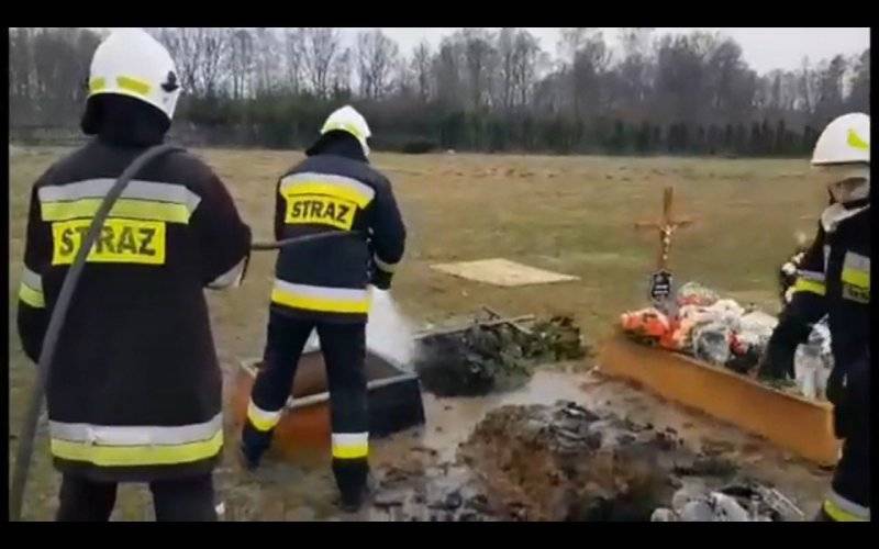 Strażacy gasili palący się …. nagrobek. FILM !