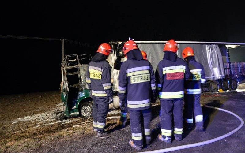 Specjalistyczna Grupa Ratownictwa Chemiczno-Ekologicznego “Oświęcim” zadysponowana do pożaru w Radoczy. ZDJĘCIA, FILM.