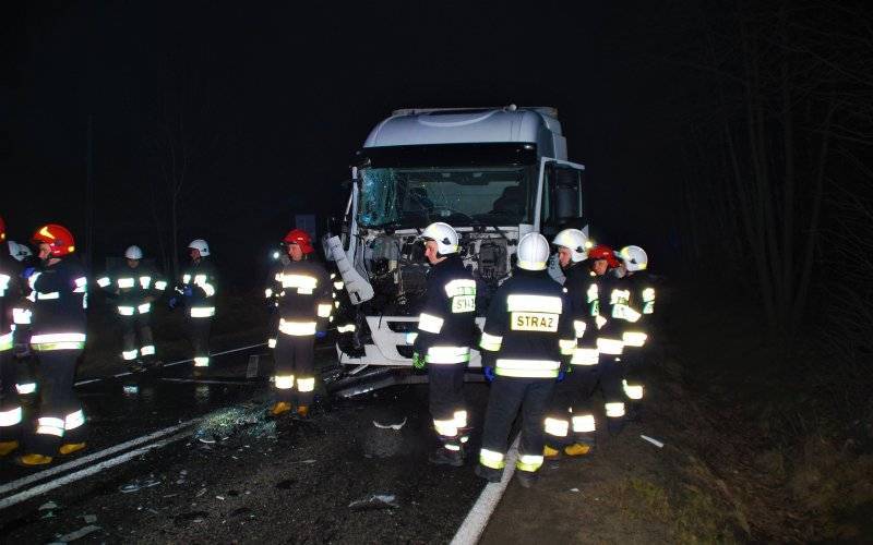 UWAGA! W pracowniczego busa uderzyła ciężarówka. Są ranni. ZDJĘCIA!