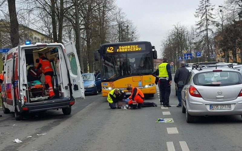 Piesza wybiegła zza samochodu. 70-latka przebywa w szpitalu. ZDJĘCIA!