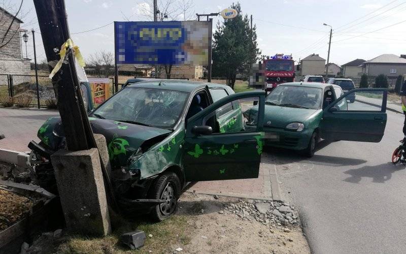 W Gorzowie zderzyły się dwa samochody. Jeden z nich uderzył w słup telefoniczny. ZDJĘCIA!